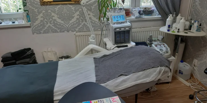 Vyrazte do salonu Diamondcosmetic, kosmetička Radmila Kárníková vám vytvoří oční linky nebo obočí podle posledních trendů.