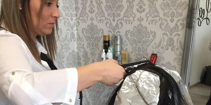 Metoda odbarvení vlasů pomocí žehličky L'Oréal Instant Highlights zesvětlí až o 5 odstínů během 30 sekund. 

