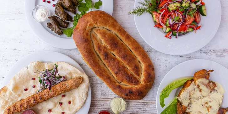 Vyberte si z nabídky pestrých jídel – dolma ve vinném listu, holubci i chačapuri s mletým masem nebo dvojitou porcí sýra.