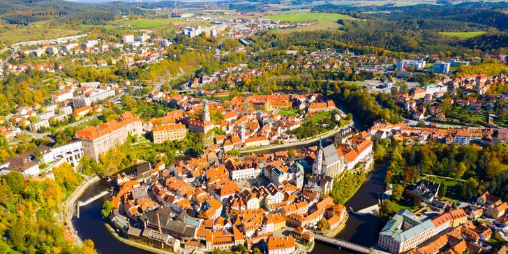 Pohodlnou procházkou od hotelu najdete dominantu kraje – Státní hrad a zámek Český Krumlov s otáčivým hledištěm, ale třeba i Wax muzeum nebo Muzeum útrpného práva. 