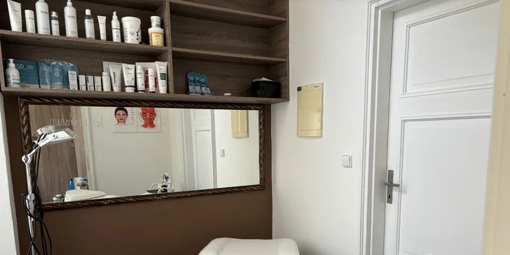 Salon najdete přímo u Karlínského náměstí.