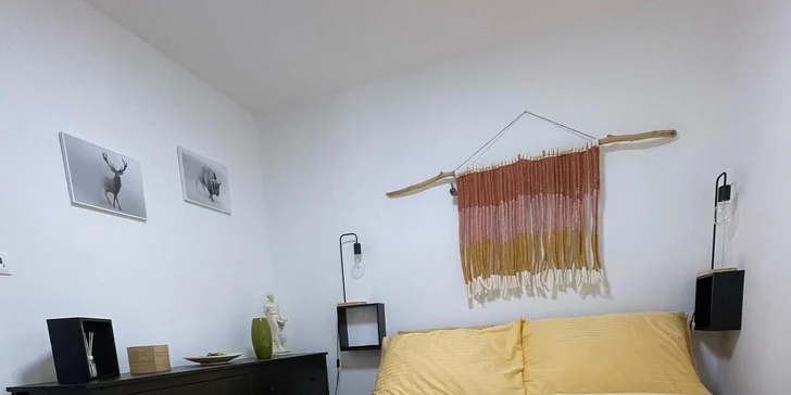 Vo vnútri nájdete 2 spálne s manželskými posteľami.