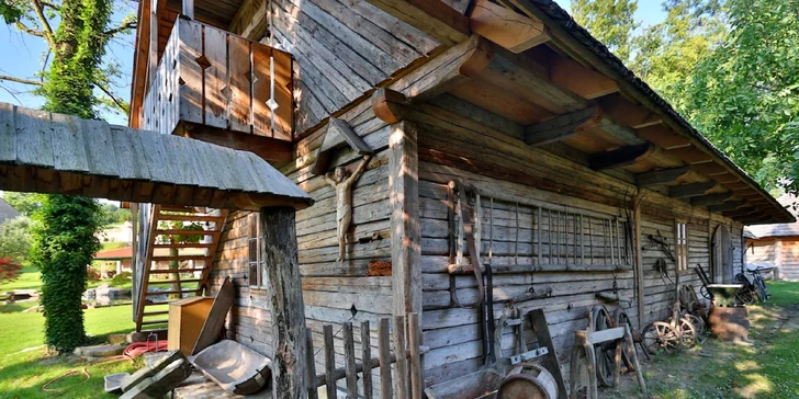 Hotel má i typický slovenský skanzen. 