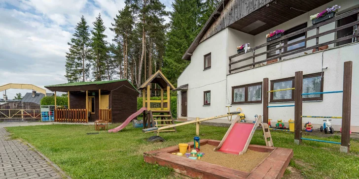 Kromě toho je takřka přímo u kempu rybník Betlém, kde je možné se koupat, surfovat, rybařit nebo se projet na loďce.