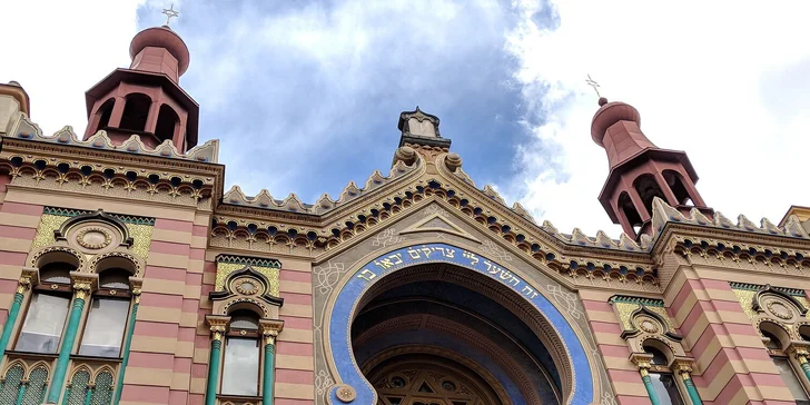 Během trasy objevíte Václavské náměstí, Národní muzeum, pražské pasáže, kostely i slavné divadelní a kulturní stavby.