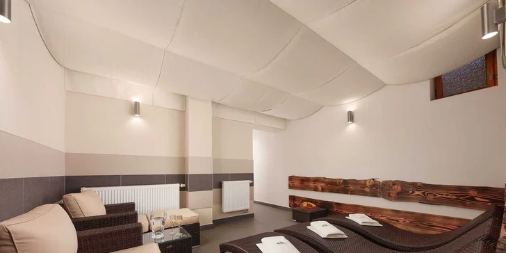Ve wellness je relaxační místnost...