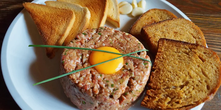300 nebo 500 g svěžího hovězího tataráku s neomezenou porcí topinek