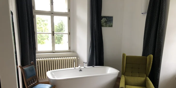 Pokoje jsou vybavené vlastní koupelnou s WC a sprchovým koutem či vanou.  