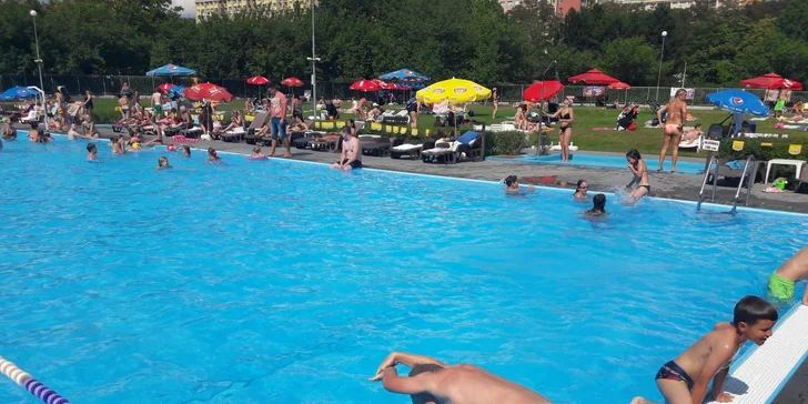 V rámci odpoledního programu je i návštěva venkovního koupaliště. 