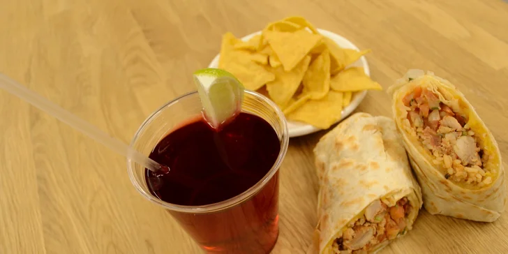 K pochoutce dostanete i tortilla chipsy a lahodný nápoj aqua fresca.