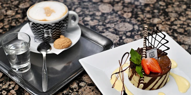 Ke kvalitní kávě zde můžete ochutnat místní specialitu – dort Grand Cafe Orient.
