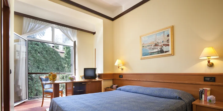 Všechny pokoje jsou klimatizované, mají samostatnou koupelnu a toaletu, najdete tu televizi se satelitními programy, psací stůl, připojení k Wi-Fi i minibar.