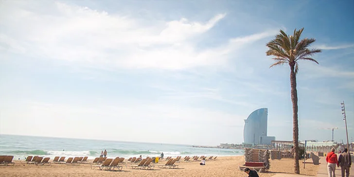 Pláž Barceloneta láká zejména za slunného počasí. 