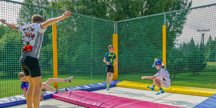 Zaskákat si mohou na trampolínách...