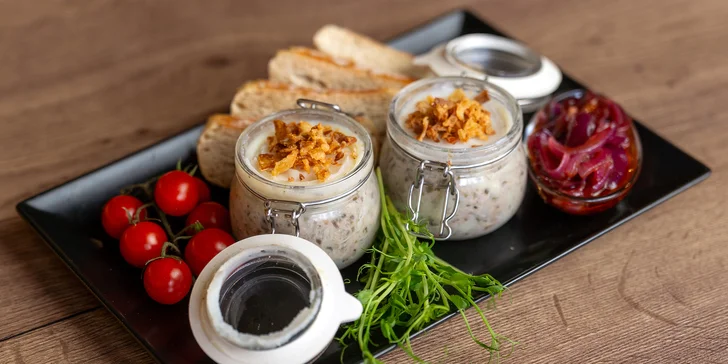 Hostinu odstartuje husí rillettes s toastem a cibulovým chutney.