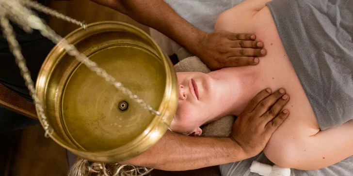 Shirodhara je žiadané ošetrenie, ktoré napomáha duševnej relaxácii, chladí hlavu a podporuje spánok