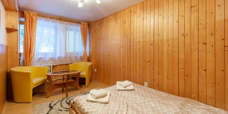 Vybrat si můžete dvoj-, troj- nebo čtyřlůžkové pokoje i apartmány, ve kterých se s využitím přistýlek bez problémů ubytuje až sedm osob.