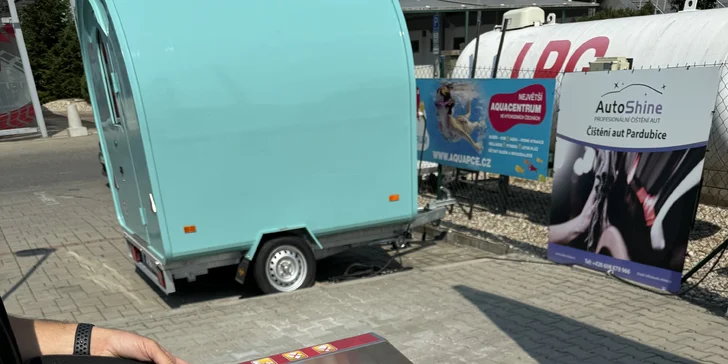 Pokud chcete mít dokonale čisto i uvnitř vozu, využijte také 2 žetony na vysávání nebo mytí koberečků, které máte v ceně. 