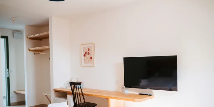 V každej izbe nájdete TV, Wi‑Fi pripojenie a klimatizáciu.