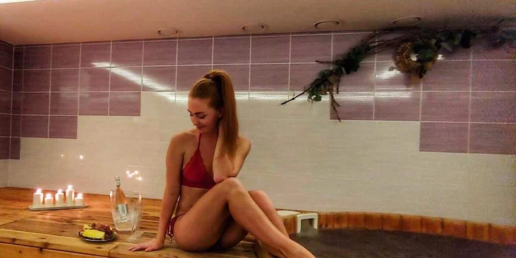 Tam už na vás čeká originální vířivá vana vybudovaná z dřevěného sudu a prostorná finská sauna. K tomu si užijete i 25min. masáž zad.