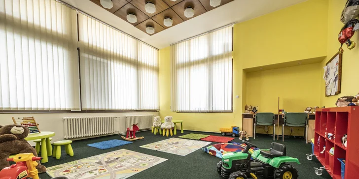 Děti potěší klub, kde si mohou hrát i malovat.