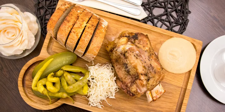 Vepřové zadní koleno (900 g s kostí) je zde připravováno metodou sous vide.
