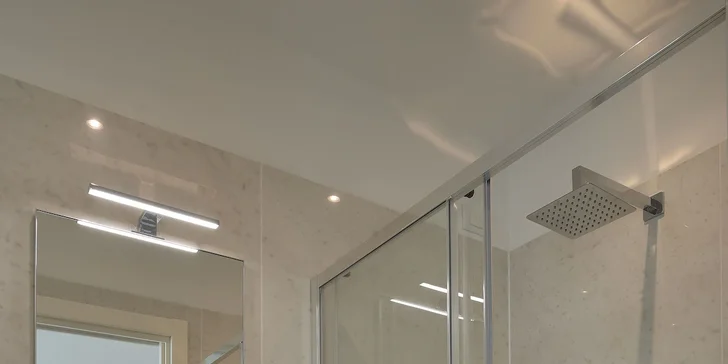 Všetky izby majú vlastnú kúpeľňu so sprchou a WC.