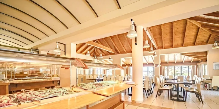 Hlavní restaurace láká na pestré bufety, kde nechybí čerstvé lokální produkty ani mezinárodní klasika. 