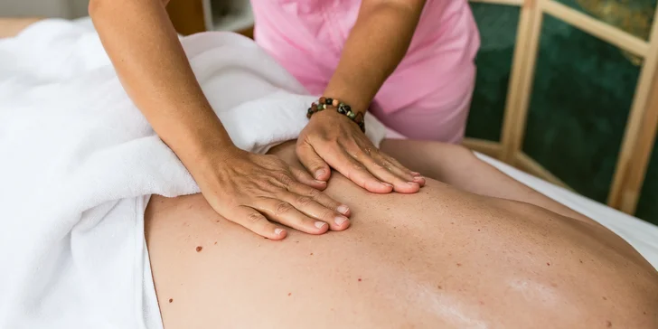 Tradičné bankovanie, celotelová relaxačná či thajská aromatická olejová masáž