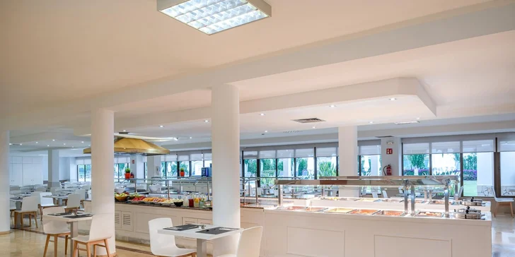 Snídaně, obědy i večeře se podávají v hlavní restauraci formou klasických bufetů.