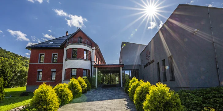Hotel Sport Art leží v Prostřední Bečvě a budete to mít kousek na lyže i turistické trasy.