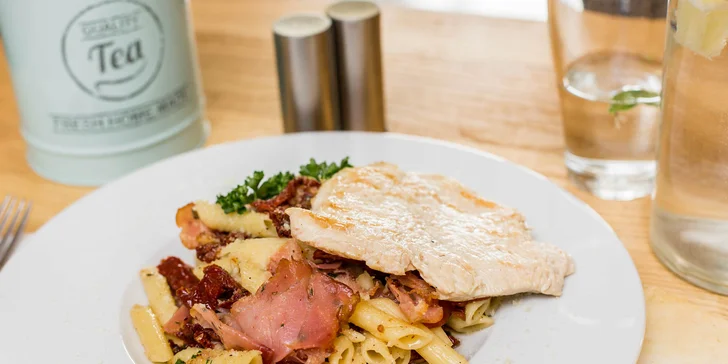  Prosciutto cestoviny so sušenými paradajkami s kuracím steakom alebo lososom (možnosť výberu) 