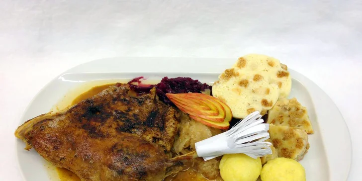 V restauraci připravují české i mezinárodní speciality a stavit se tu můžete i na sklenku dobrého vína nebo půllitr piva. 