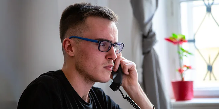 Vyslechnou je zkušení psychologové a krizoví interventi, poradí, pomohou, nasměrují je na další instituce. 