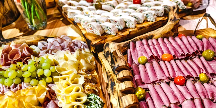 Hříšné obžerství, to jsou řízečky, žebra, guláš, bůček, uzené, pikantní křidélka, kuřecí paličky, ale také sýrové mísy, ovoce a zelenina a spoustu dalších dobrot.