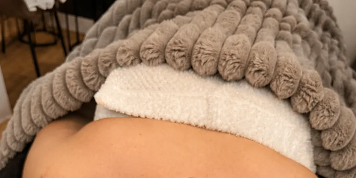 Součástí probiotického ošetření je i relaxační masáž obličeje, krku a dekoltu. 