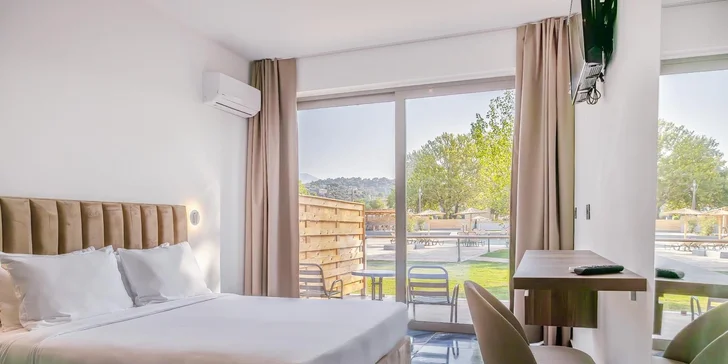 Pokoje disponují vlastní koupelnou s toaletou, TV, Wi-Fi, ledničkou a balkonem či terasou.