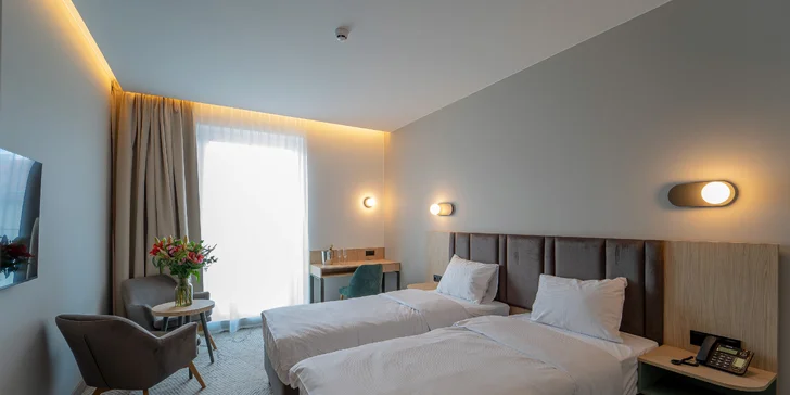 Väčšie apartmány a izby typu Junior Suite navyše ponúkajú vlastný kávovar alebo žehliacu dosku.
