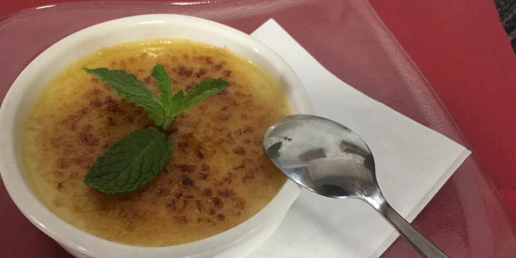 Na závěr vám život osladí crème brûlée - tradiční francouzský dezert. 