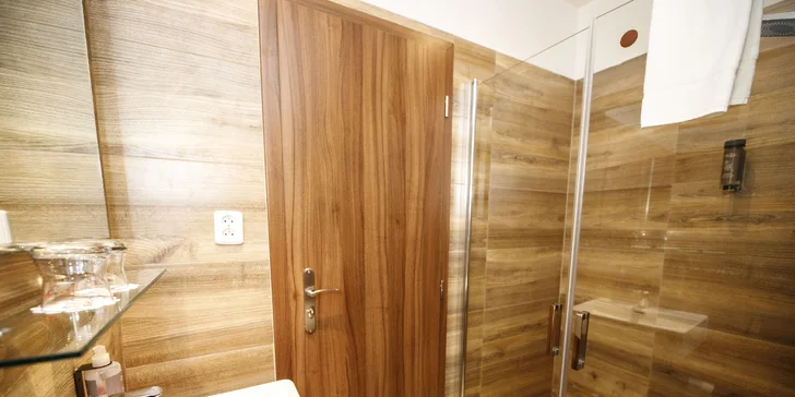 Nechýba kúpeľňa so sprchovacím kútom.