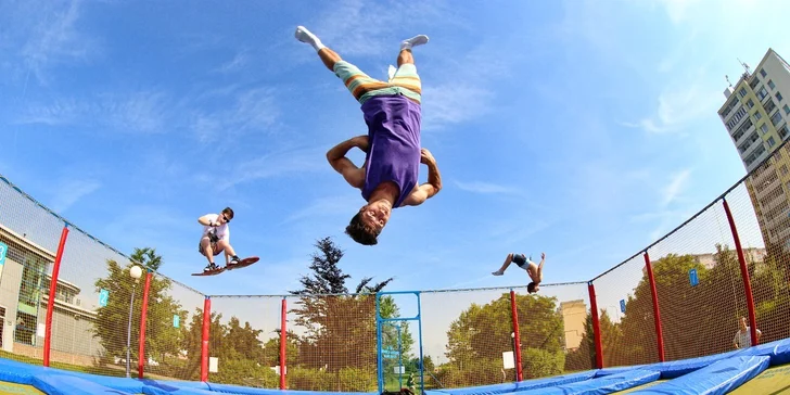 Osm trampolín už netrpělivě čeká na jejich nejlepší skok.