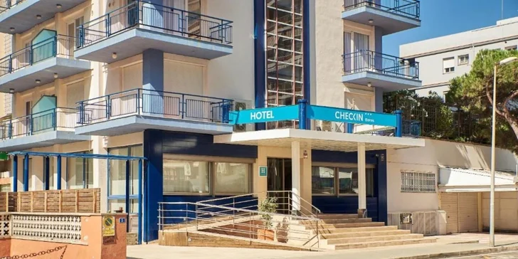 Do centra městečka je to 15 minut, pláž je od hotelu 70 metrů. 
