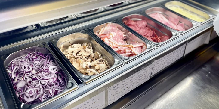 Používají tu výhradně italskou mozzarellu, 95% vepřové maso a perfektní těsto.