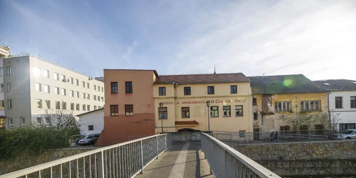 Hotel má skvělé umístění a všude to budete mít kousek – ať už k řece, nebo na náměstí.