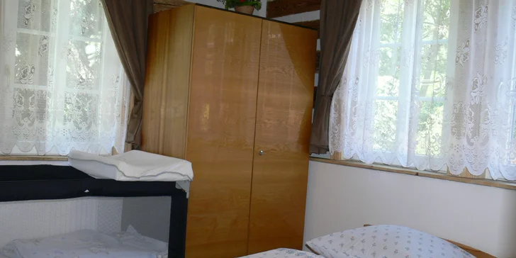 V ložnici si můžete nechat přichystat i dětskou postýlku.