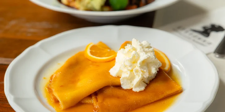 Menu uzatvára, ako inak, lahodný dezert – crêpes suzette palacinky so šľahačkou.