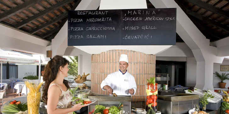 V nedaleké restauraci Marina si můžete dokoupit polopenzi.