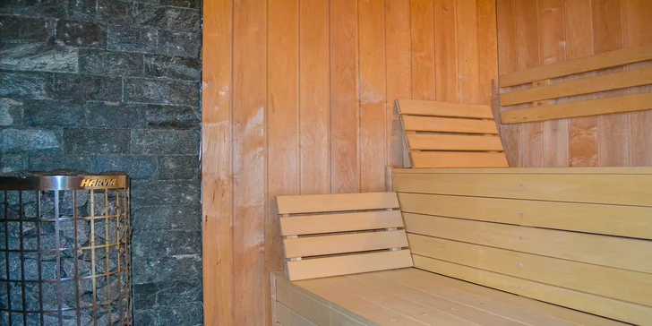 Ve wellness je finská sauna a vířivka. 