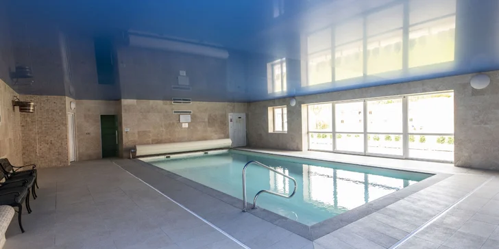 Bazén je otevřený v 10:00–18:00, aromatická parní sauna ve 14:00–18:00.