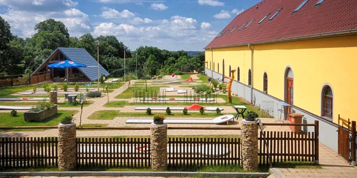 Třeba jednou za pobyt si zahrajete minigolf. 